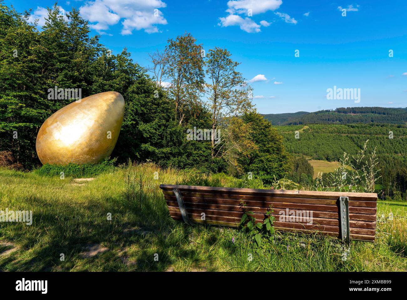 Forest sculpture Trail Wittgensteiner Sauerland, sentier de 23 kilomètres de long, une partie du Rothaarsteig, sculpture Was Zuerst?, grand oeuf doré Banque D'Images