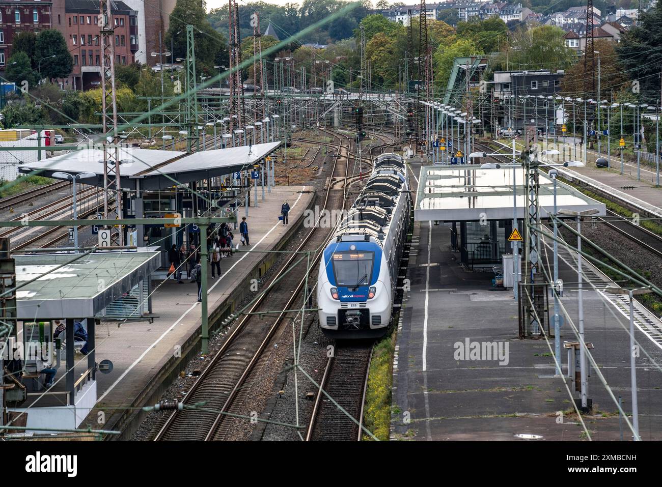 Station de S-Bahn Wuppertal-Elberfeld, quais, train local, Wuppertal, Rhénanie du Nord-Westphalie, Allemagne Banque D'Images