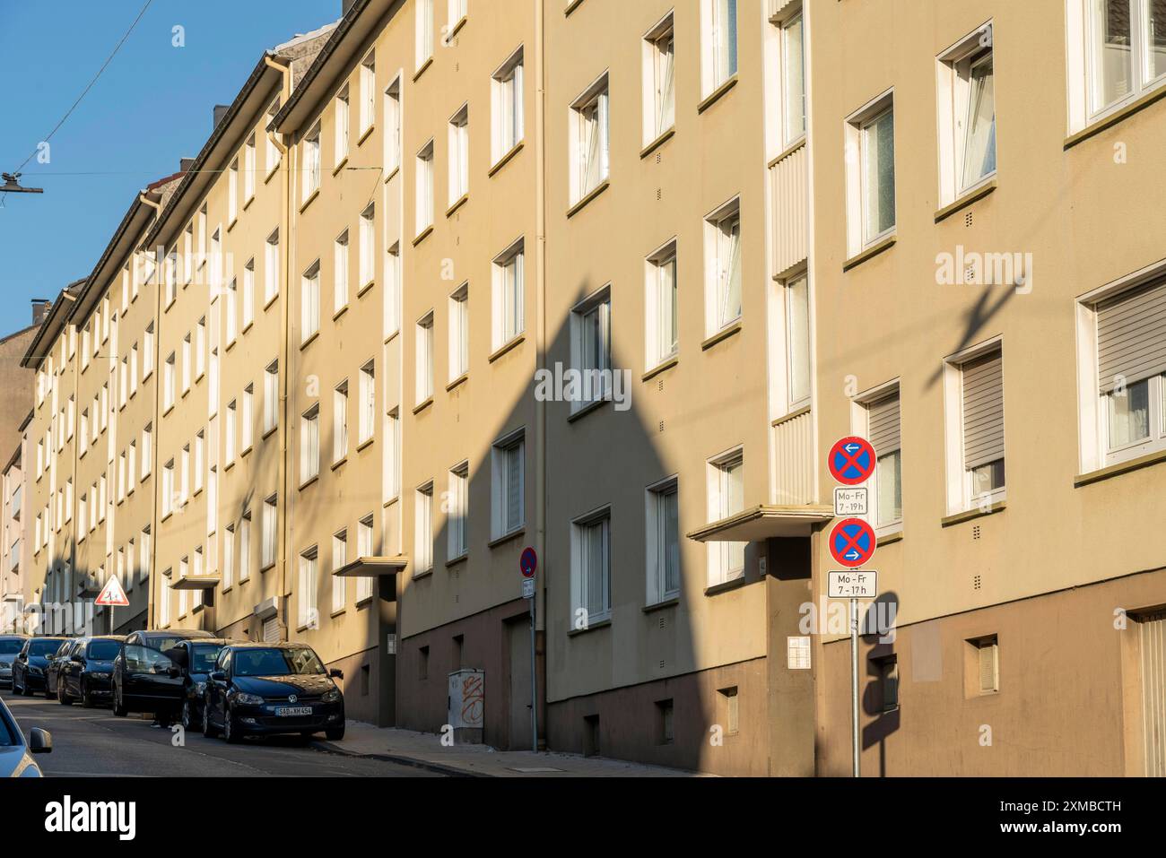 Rangée de maisons, façade similaire d'immeubles d'appartements, à Wuppertal, Rhénanie du Nord-Westphalie, Allemagne Banque D'Images