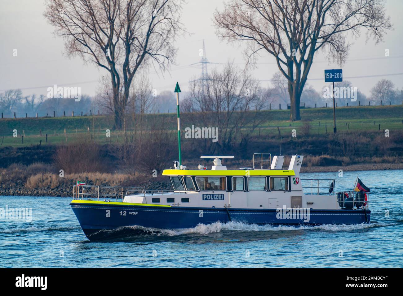 Bateau de la police des eaux, WSP 12, de Duisburg, patrouille, derrière la tour de refroidissement de la centrale à charbon Duisburg-Walsum, exploitée par STEAG et Banque D'Images