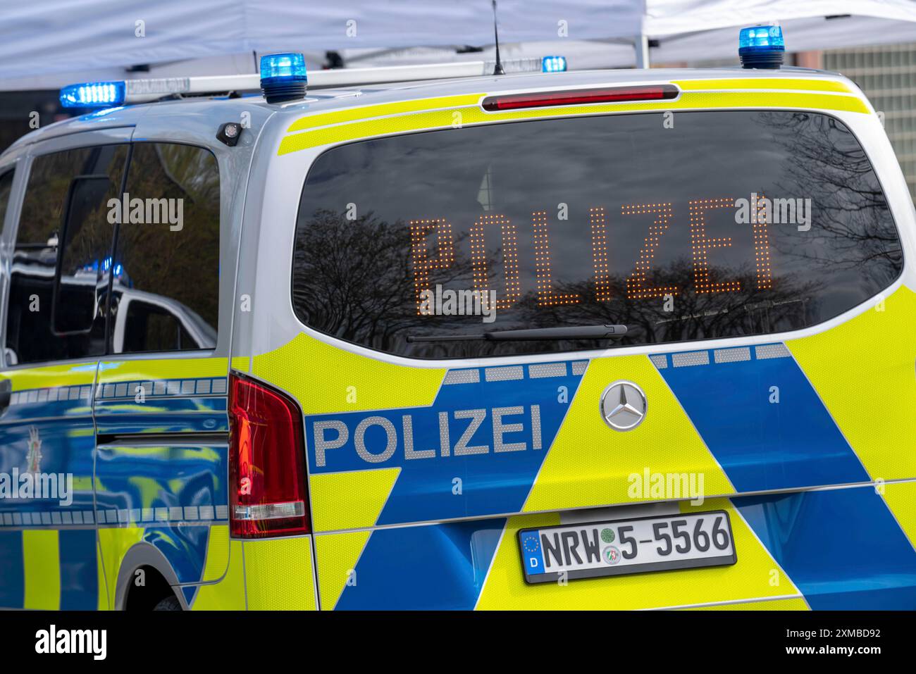 Voiture de police, police d'autoroute, Mercedes Benz Vito, avec une technologie d'avertissement spéciale, des lumières de bande de LED, lettrage et graphiques et pour avertir ou informer Banque D'Images