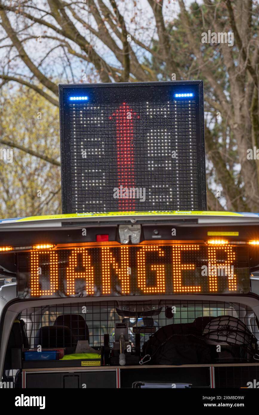 Voiture de police, police d'autoroute, Mercedes Benz Vito, avec une technologie d'avertissement spéciale, des lumières de bande de LED, lettrage et graphiques et pour avertir ou informer Banque D'Images