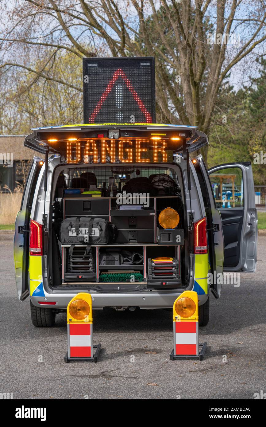 Voiture de police, police d'autoroute, Mercedes Benz Vito, avec une technologie d'avertissement spéciale, des lumières de bande de LED, lettrage et graphiques et pour avertir ou informer Banque D'Images