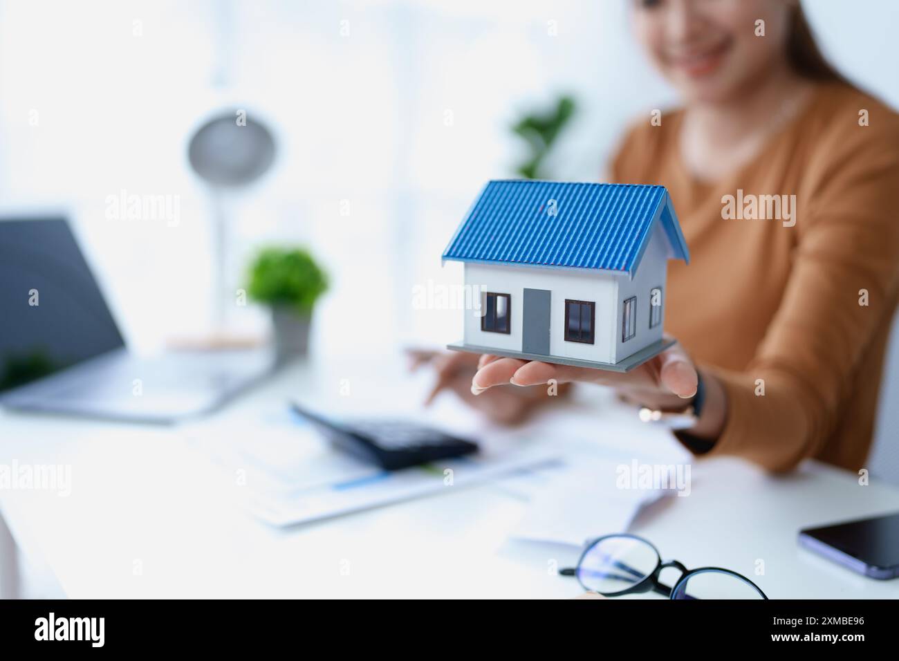 Femme Home Finance Management à l'aide de la calculatrice, de l'ordinateur et des documents hypothèque pour planifier calculer. Banque D'Images