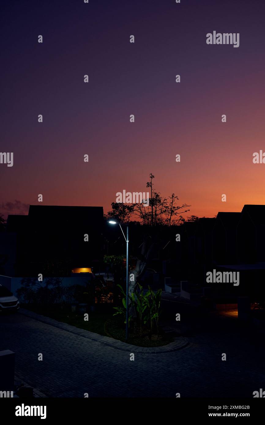 Un moment de crépuscule dramatique à Bali, le ciel est éclairé de couleur violette et orange vif Banque D'Images