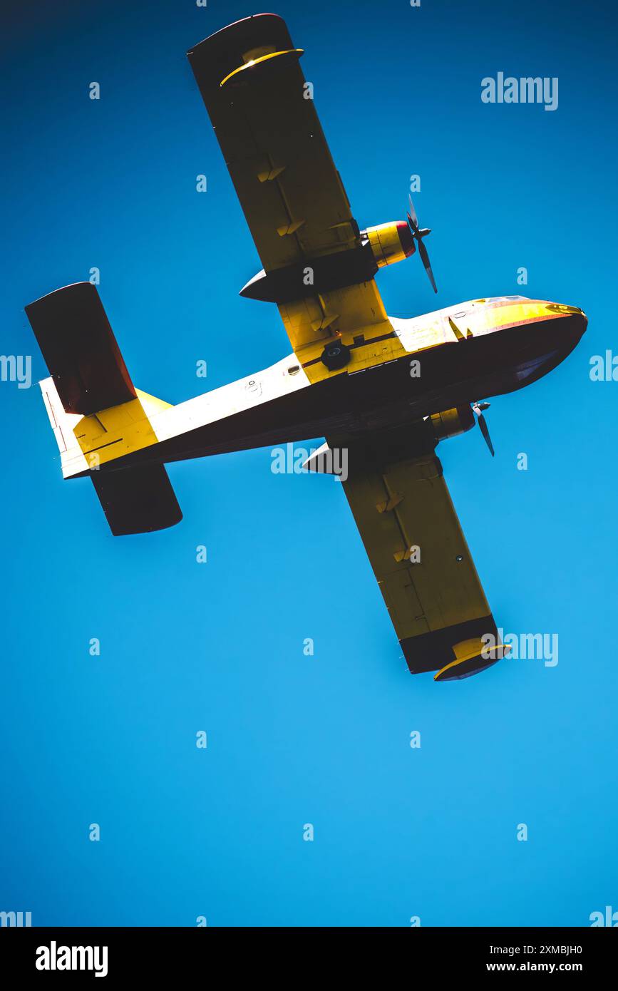 Image téléphoto d'un avion de lutte contre les incendies au Portugal contre le ciel bleu - bombardement d'eau - Canadair CL-415 (Super Scooper) Banque D'Images