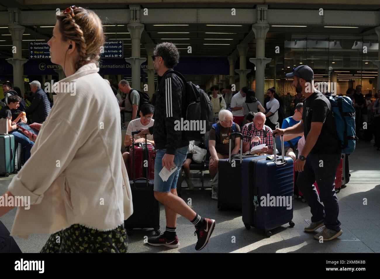 Passagers au terminal Eurostar de la gare de St Pancras dans le centre de Londres. Samedi, les passagers de l’Eurostar ont été confrontés à des perturbations continues après des incendies criminels sur le réseau ferroviaire français avant le début des Jeux Olympiques. L'opérateur ferroviaire, qui assure des services internationaux depuis Londres St Pancras, a déclaré qu'un train sur quatre ne circulerait pas le week-end. Date de la photo : samedi 27 juillet 2024. Banque D'Images