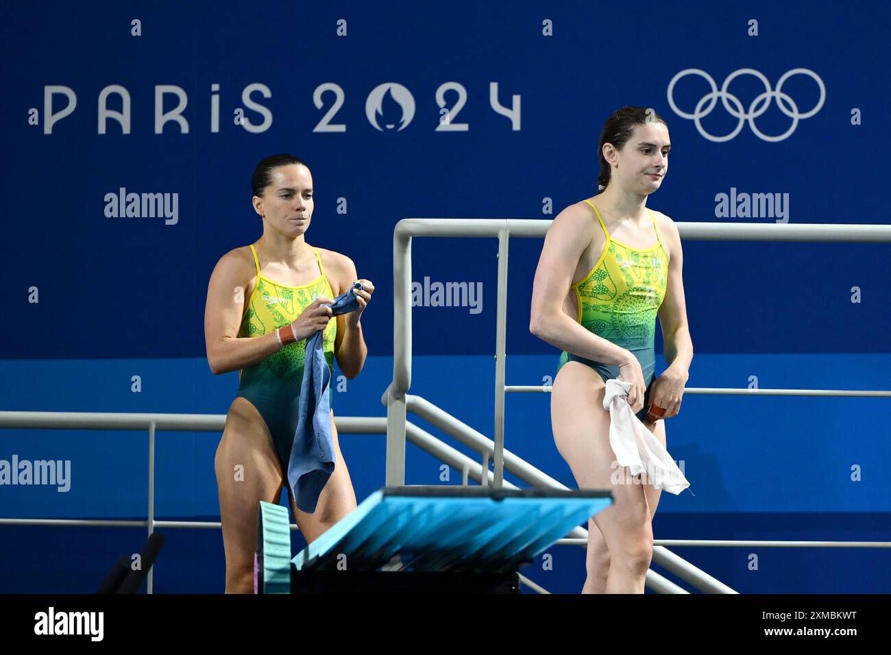 Paris, France. 27 juillet 2024. Maddison Keeney et Anabelle Smith, d’Australie, en action lors de la finale du tremplin synchronisé féminin au Centre aquatique lors des Jeux Olympiques d’été de Paris 2024 à Paris, France, samedi 27 juillet 2024. (AAP image/Joel Carrett) NO ARCHIVING Credit : Australian Associated Press/Alamy Live News Banque D'Images