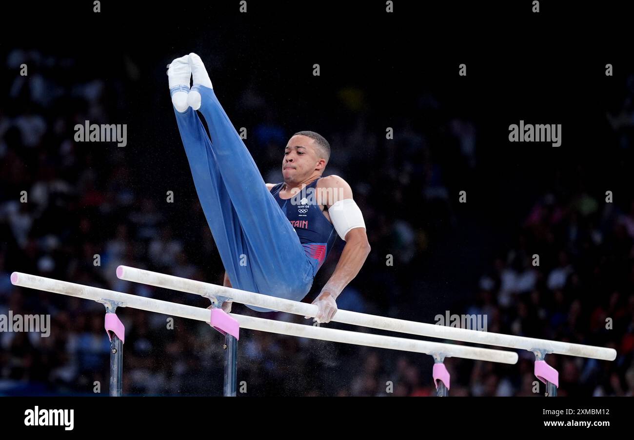 Le Britannique Joe Fraser se produit sur les bars parallèles lors de la gymnastique artistique, qualification masculine à la Bercy Arena le premier jour des Jeux Olympiques de Paris 2024 en France. Date de la photo : samedi 27 juillet 2024. Banque D'Images