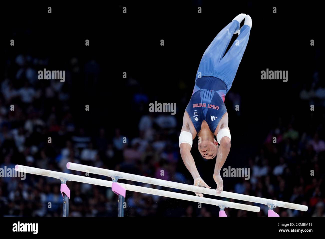 Le Britannique Joe Fraser se produit sur les bars parallèles lors de la gymnastique artistique, qualification masculine à la Bercy Arena le premier jour des Jeux Olympiques de Paris 2024 en France. Date de la photo : samedi 27 juillet 2024. Banque D'Images