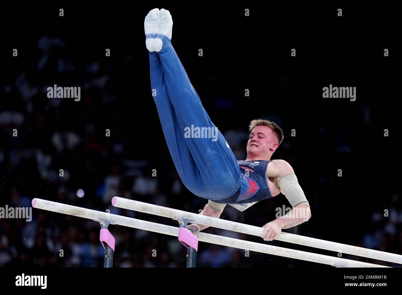 Le Britannique Luke Whitehouse se produit sur les bars parallèles lors de la gymnastique artistique, qualification masculine à la Bercy Arena le premier jour des Jeux Olympiques de Paris 2024 en France. Date de la photo : samedi 27 juillet 2024. Banque D'Images