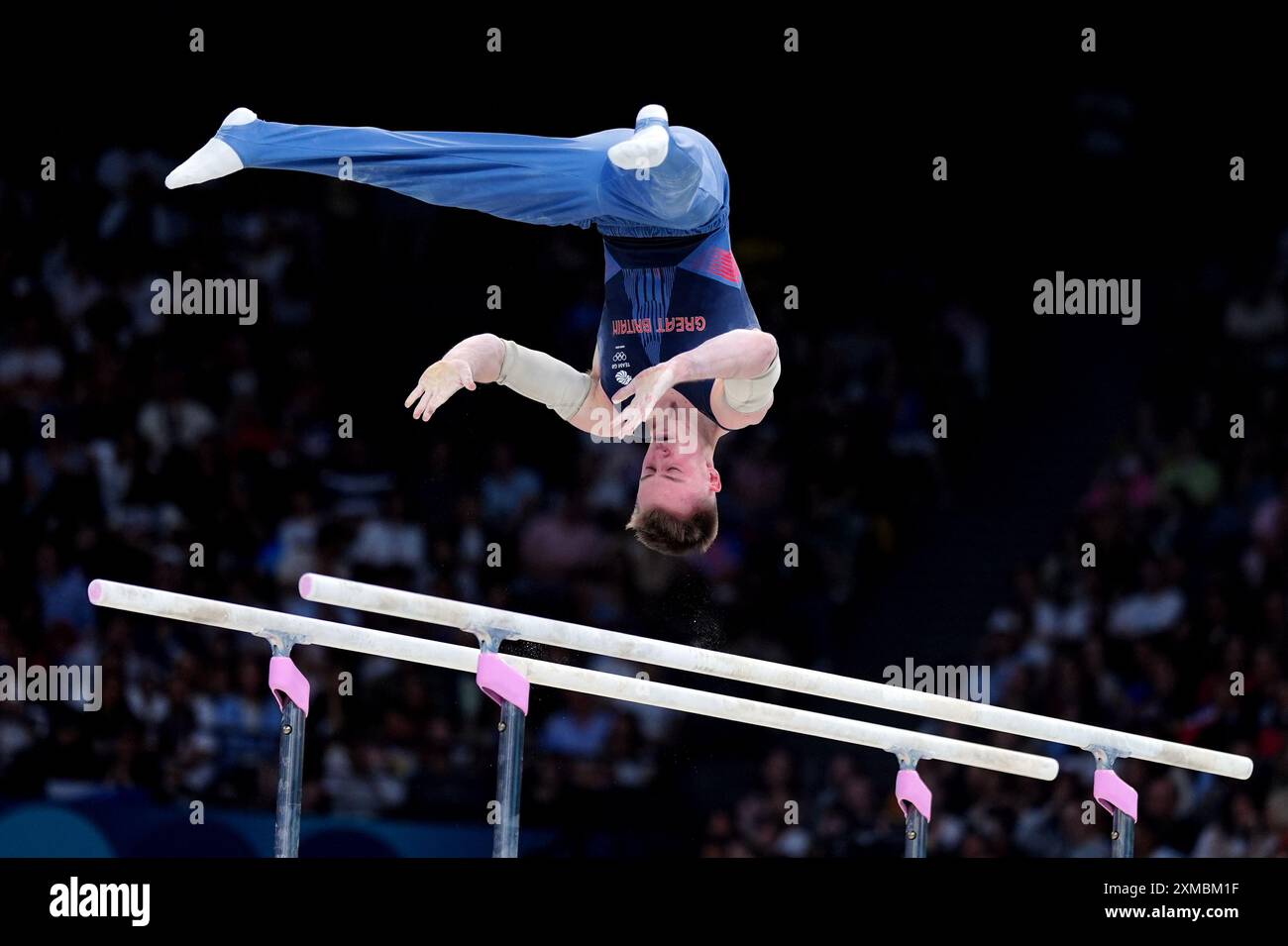 Le Britannique Luke Whitehouse se produit sur les bars parallèles lors de la gymnastique artistique, qualification masculine à la Bercy Arena le premier jour des Jeux Olympiques de Paris 2024 en France. Date de la photo : samedi 27 juillet 2024. Banque D'Images
