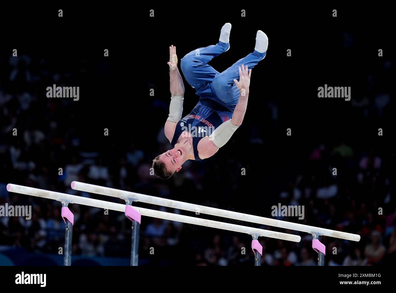 Le Britannique Luke Whitehouse se produit sur les bars parallèles lors de la gymnastique artistique, qualification masculine à la Bercy Arena le premier jour des Jeux Olympiques de Paris 2024 en France. Date de la photo : samedi 27 juillet 2024. Banque D'Images