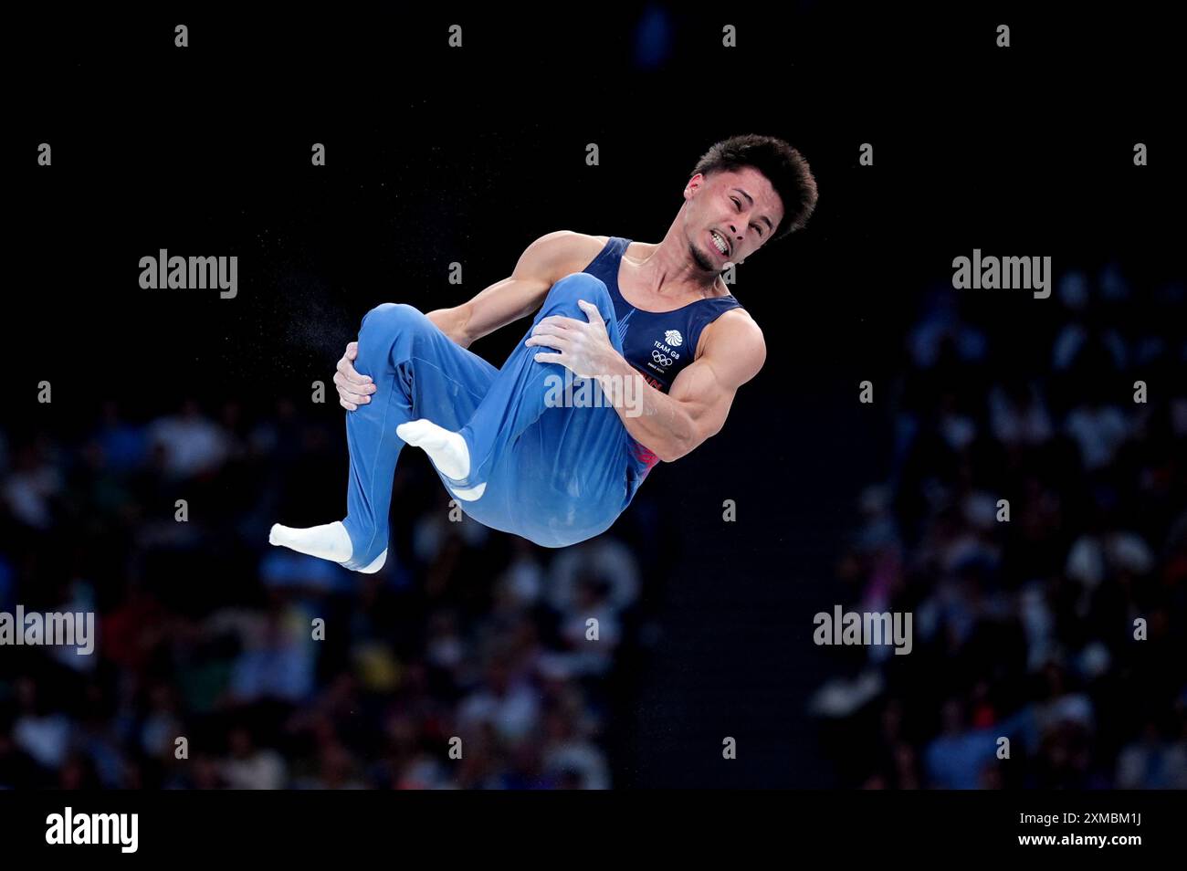 Le Britannique Jake Jarman se produit sur les bars parallèles lors de la gymnastique artistique, qualification masculine à la Bercy Arena le premier jour des Jeux Olympiques de Paris 2024 en France. Date de la photo : samedi 27 juillet 2024. Banque D'Images