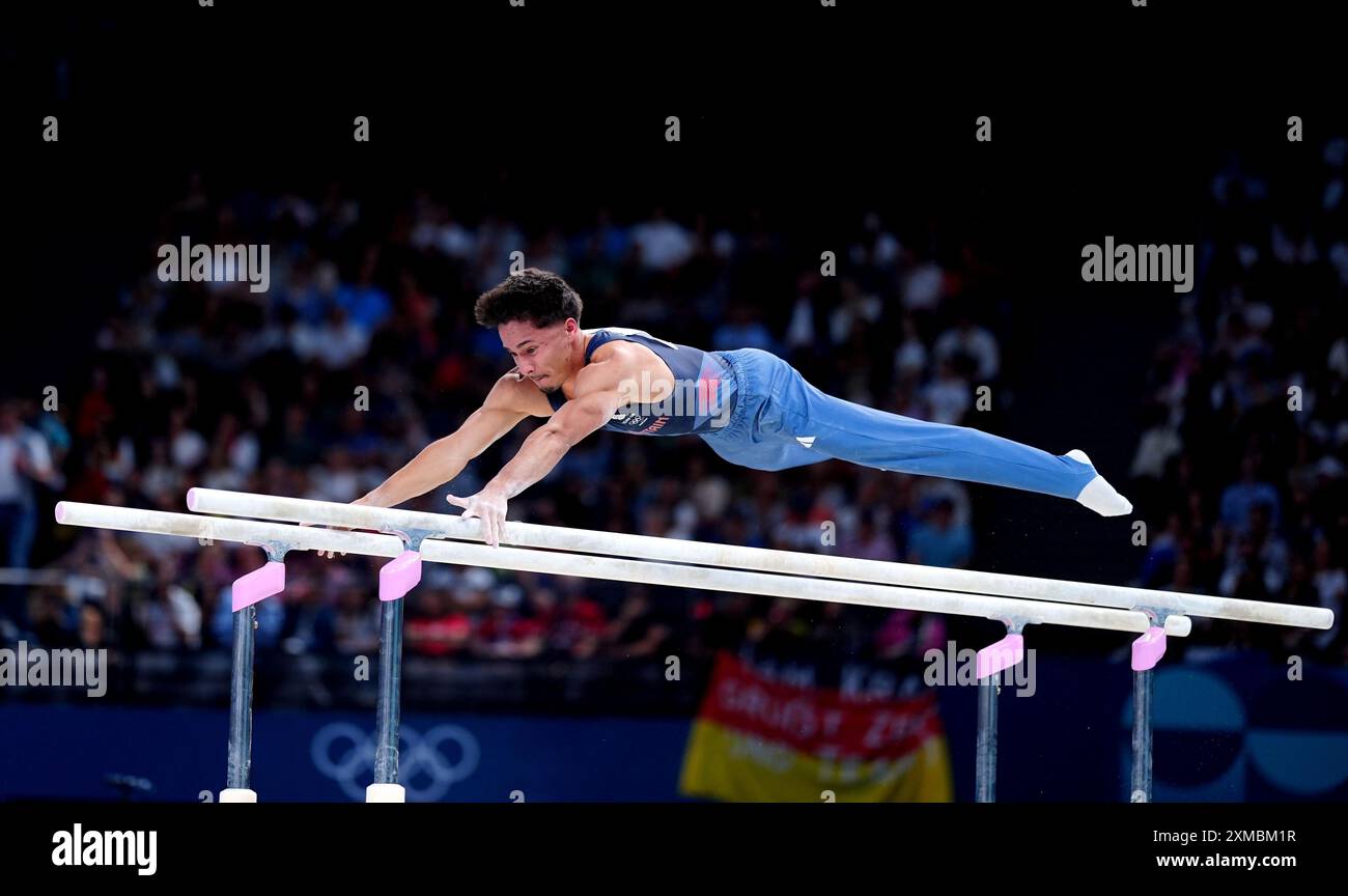 Le Britannique Jake Jarman se produit sur les bars parallèles lors de la gymnastique artistique, qualification masculine à la Bercy Arena le premier jour des Jeux Olympiques de Paris 2024 en France. Date de la photo : samedi 27 juillet 2024. Banque D'Images