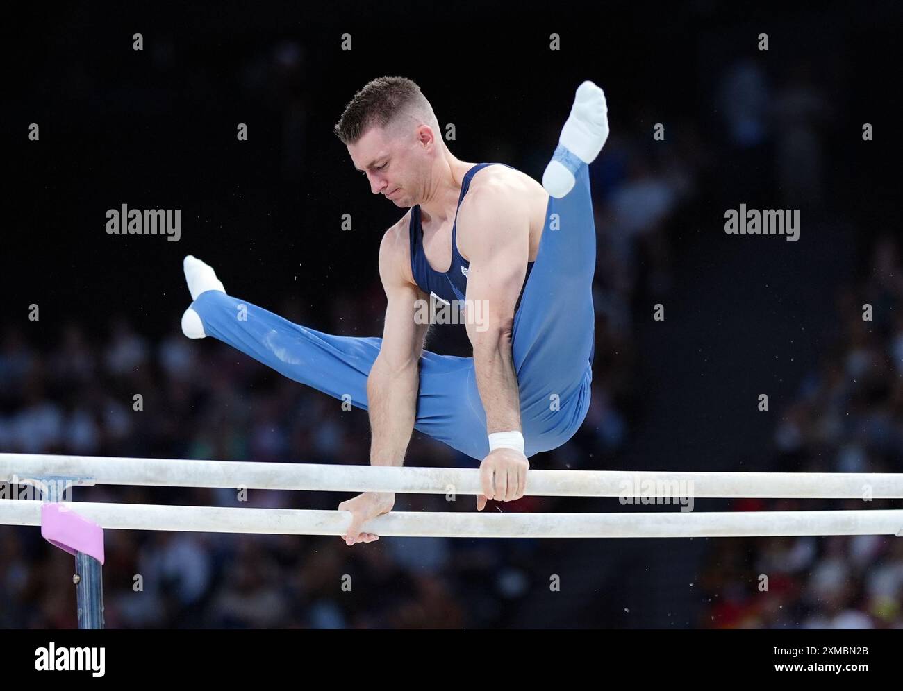 Le Britannique Max Whitlock se produit sur les bars parallèles lors de la gymnastique artistique, qualification masculine à la Bercy Arena le premier jour des Jeux Olympiques de Paris 2024 en France. Date de la photo : samedi 27 juillet 2024. Banque D'Images