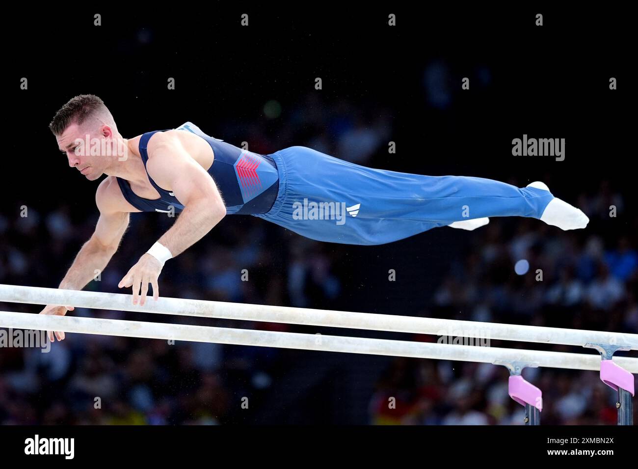 Le Britannique Max Whitlock se produit sur les bars parallèles lors de la gymnastique artistique, qualification masculine à la Bercy Arena le premier jour des Jeux Olympiques de Paris 2024 en France. Date de la photo : samedi 27 juillet 2024. Banque D'Images