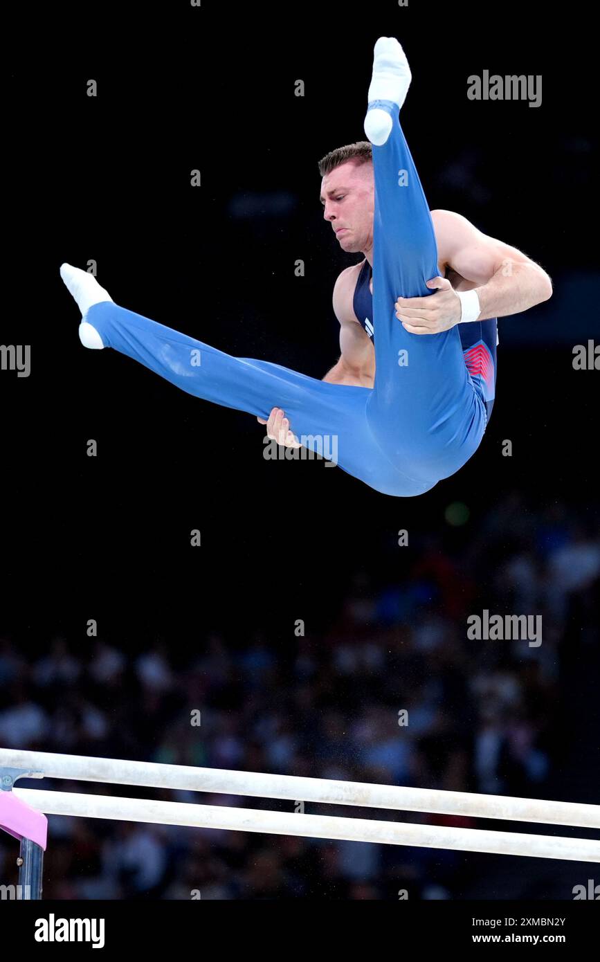 Le Britannique Max Whitlock se produit sur les bars parallèles lors de la gymnastique artistique, qualification masculine à la Bercy Arena le premier jour des Jeux Olympiques de Paris 2024 en France. Date de la photo : samedi 27 juillet 2024. Banque D'Images