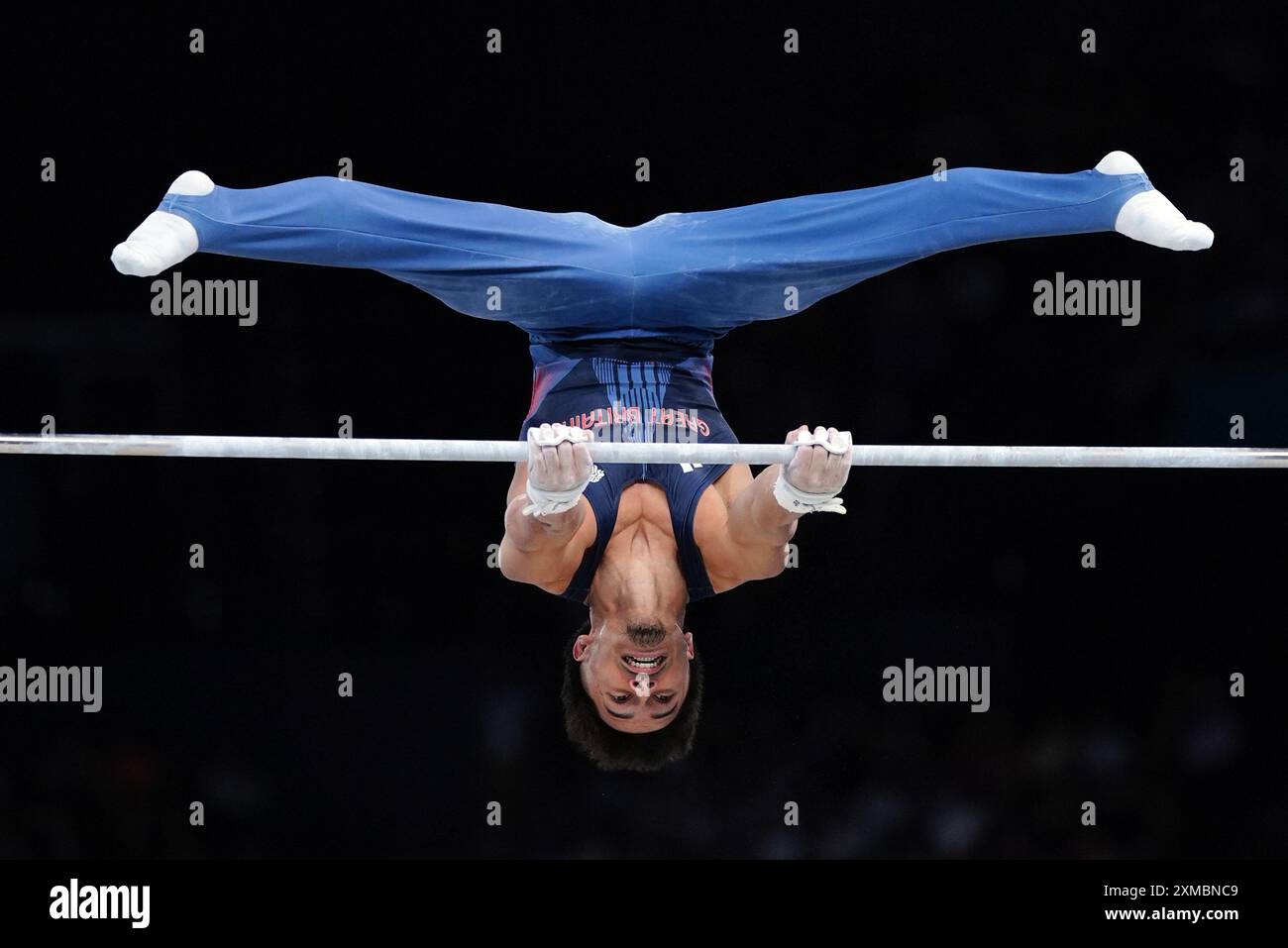 Le Britannique Jake Jarman se produit sur la barre horizontale lors de la gymnastique artistique, qualification masculine à la Bercy Arena le premier jour des Jeux Olympiques de Paris 2024 en France. Date de la photo : samedi 27 juillet 2024. Banque D'Images