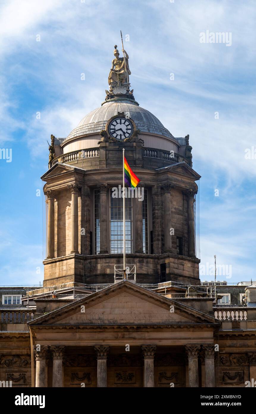 Drapeau LBGT Pride sur Liverpool Townhall Banque D'Images