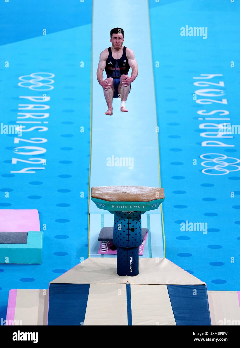 Harry Hepworth, de Grande-Bretagne, se produit sur The Vault lors de la gymnastique artistique, qualification masculine à la Bercy Arena le premier jour des Jeux Olympiques de Paris 2024 en France. Date de la photo : samedi 27 juillet 2024. Banque D'Images
