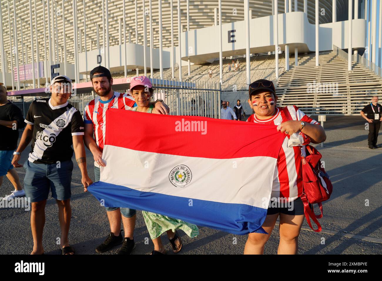 Peuple de la République du Paraguay. Fans du Paraguay pendant les Jeux Olympiques de Paris 2024. Sortie du match de football masculin Japon-Paraguay (score : Japon 5 Banque D'Images