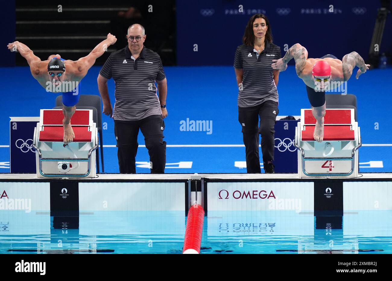 L'Italien Nicolo Martinenghi (à gauche) et l'Anglais Adam Peaty lors de la manche 4 du 100 m brasse masculin à l'Arena de la Défense de Paris le premier jour des Jeux Olympiques de Paris 2024 en France. Date de la photo : samedi 27 juillet 2024. Banque D'Images