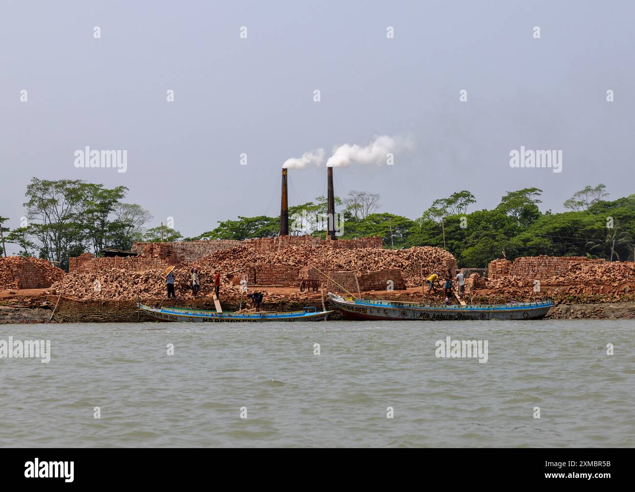 Usine de briques sur la rive dans les Sundarbans, Barisal Division, Wazirpur, Bangladesh Banque D'Images