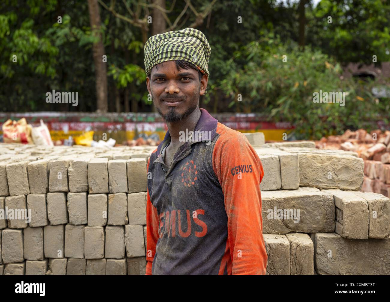 Portrait d'un ouvrier bangladais dans une usine de briques, Sylhet Division, Bahubal, Bangladesh Banque D'Images