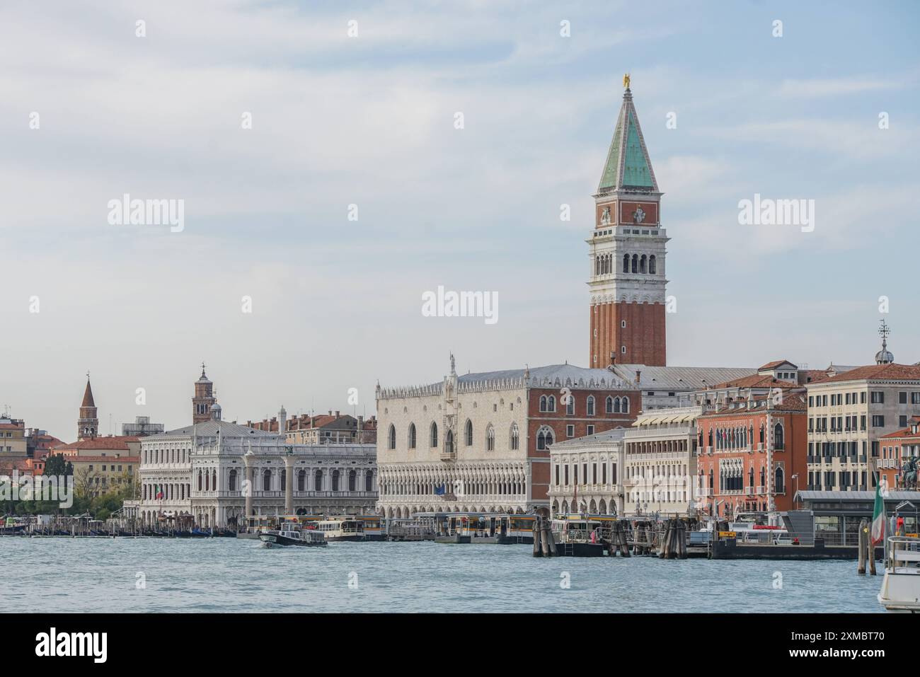 Symbolbild Venedig, Campanile di San Marco, Dogenpalast, historische Gebäude, gotische Architektur, Uferpromenade, Boote, Wassertaxis, Wasseraufnahme, ikonische Ansicht, Markusplatz, Tourismus, Italien, Stadtansicht, kulturelles Erbe, Sehenswürdigkeiten, Architektur, Stadtzentrum, mediterran, malerisch, historisch, UNESCO-Weltkulturerbe, Reiseziele, Kanalstadt *** image symbolique Venise, Campanile di San Marco, Palais des Doges, bâtiments historiques, architecture gothique, front de mer, bateaux, cabines nautiques, vue sur l'eau, vue iconique, produits Marks Square, tourisme, Italie, vue sur la ville, patrimoine culturel, sites, arc Banque D'Images