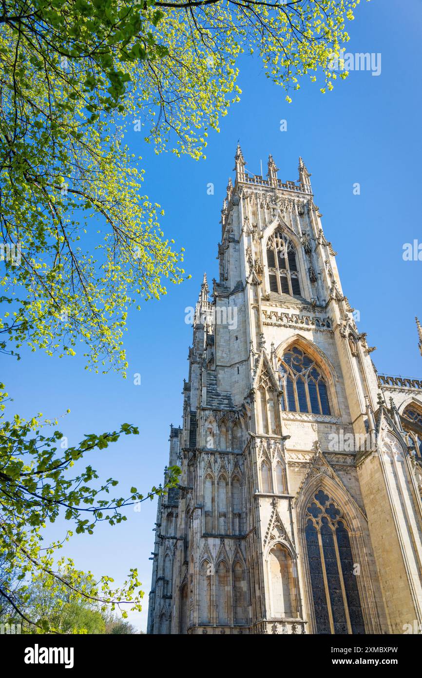 Les clochers West End de York Minster au printemps. Banque D'Images