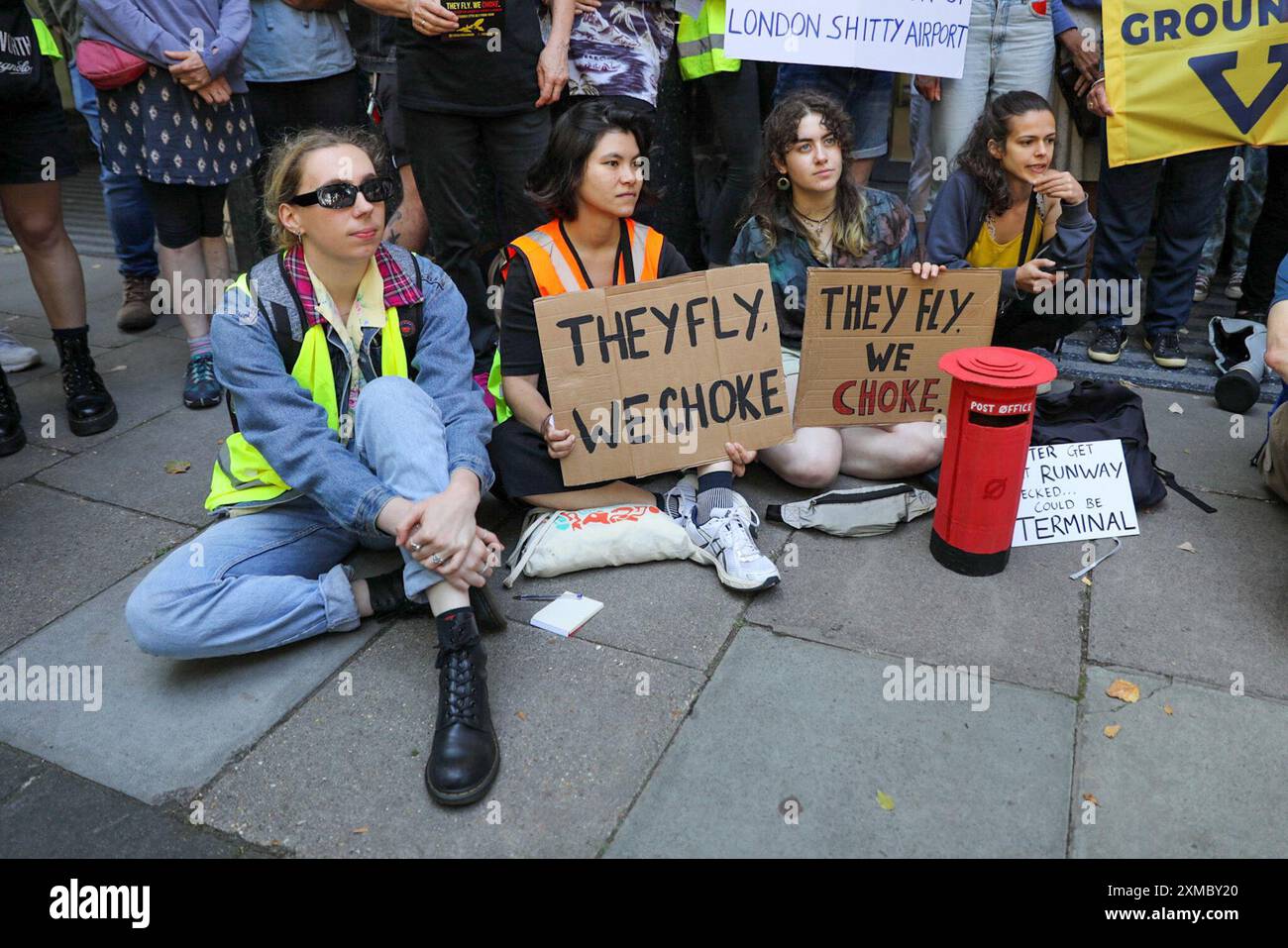 Londres, Royaume-Uni, 27 juillet 2024. Une manifestation est organisée devant le ministère des Transports par Fossil Free London contre le projet d'agrandissement de l'aéroport de City. Crédit : James Willoughby/Alamy Live News Banque D'Images