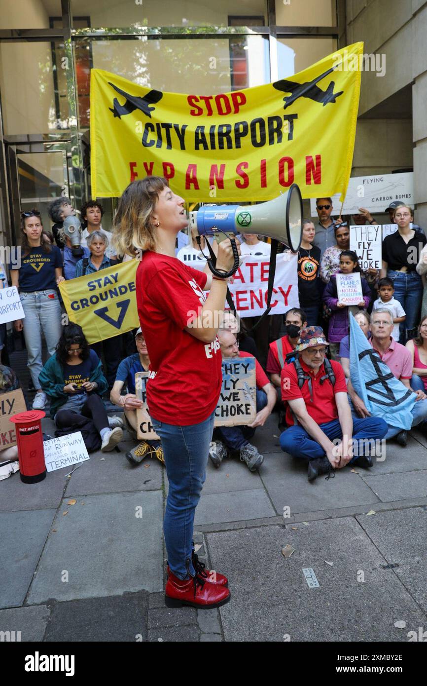 Londres, Royaume-Uni, 27 juillet 2024. Une manifestation est organisée devant le ministère des Transports par Fossil Free London contre le projet d'agrandissement de l'aéroport de City. Crédit : James Willoughby/Alamy Live News Banque D'Images