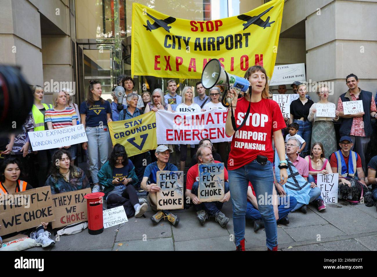 Londres, Royaume-Uni, 27 juillet 2024. Une manifestation est organisée devant le ministère des Transports par Fossil Free London contre le projet d'agrandissement de l'aéroport de City. Crédit : James Willoughby/Alamy Live News Banque D'Images