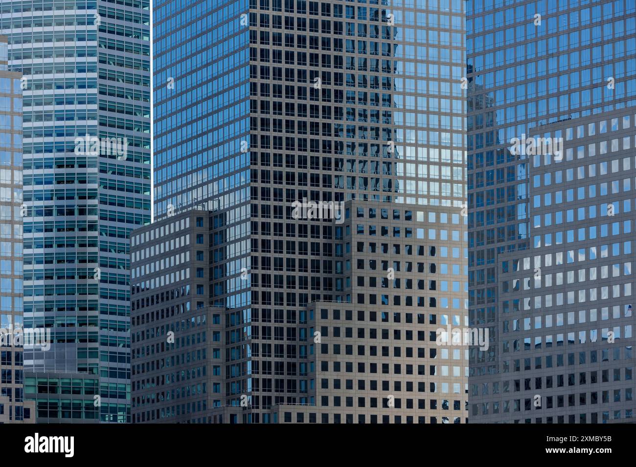 Bâtiments en verre de grande hauteur qui composent l'horizon de Lower Manhattan, New York City - USA Banque D'Images