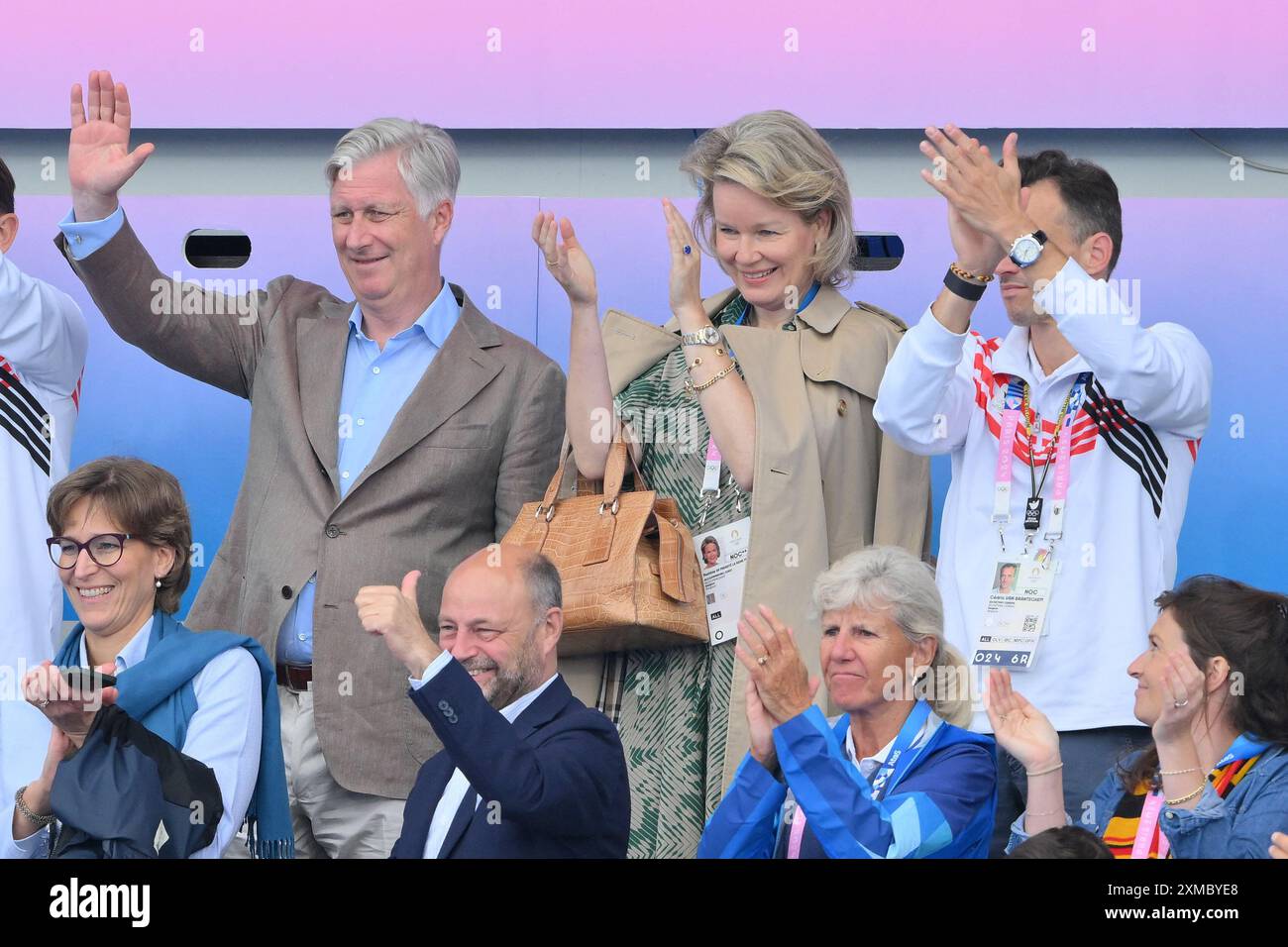 Paris, France. 27 juillet 2024. Le roi Philippe de Belgique et la reine Mathilde de Belgique assistent au match du groupe B masculin entre l'équipe d'Irlande et l'équipe de Belgique au stade Yves-du-Manoir lors des Jeux Olympiques d'été de Paris en 2024. Photo de Laurent Zabulon/ABACAPRESS. COM Credit : Abaca Press/Alamy Live News Banque D'Images