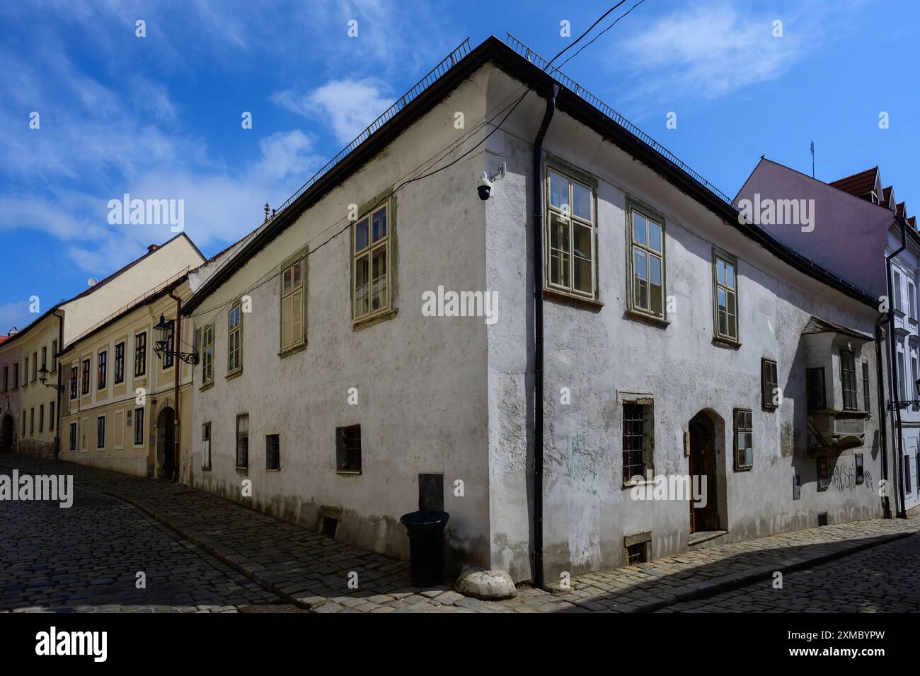 Vieille maison de ville et rue pavée à Bratislava, Slovaquie Banque D'Images