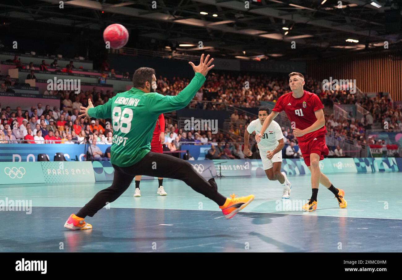 Paris, France. 27 juillet 2024. Juillet 27 2024 : Bence Imre (Hongrie) tire au but lors d'un match olympique de Handball - Groupe B, Hongrie contre Egypte, à Paris South Arena, Paris, France. Ulrik Pedersen/CSM/Sipa USA (crédit image : © Ulrik Pedersen/Cal Sport Media/Sipa USA) crédit : Sipa US/Alamy Live News Banque D'Images