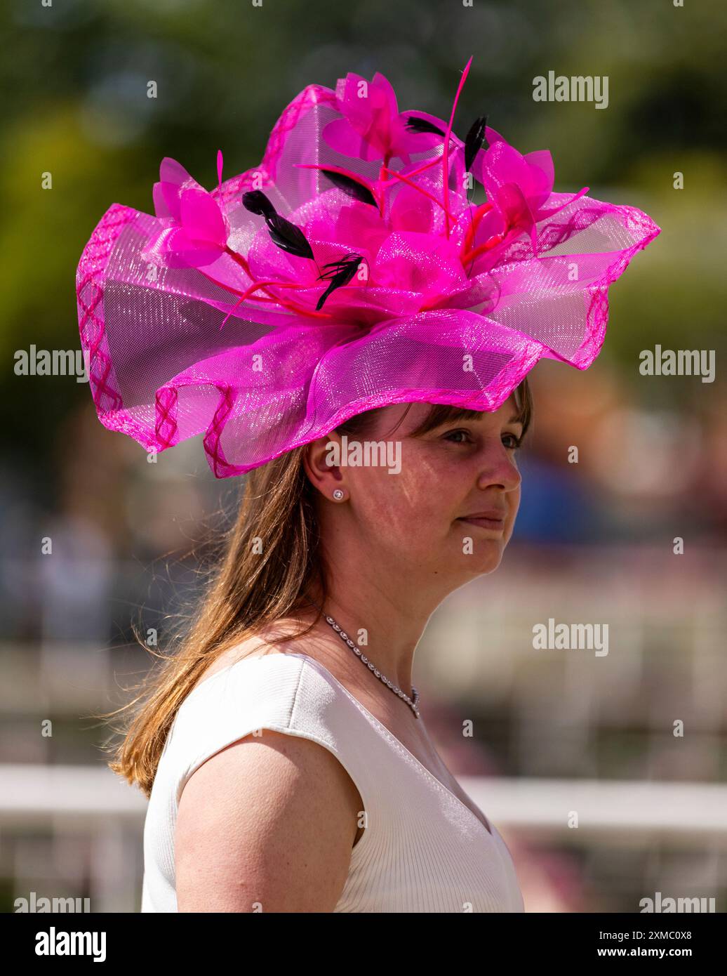 Vue générale des spectateurs arrivant pendant le QIPCO King George Day à Ascot Racecourse, Berkshire. Date de la photo : samedi 27 juillet 2024. Banque D'Images