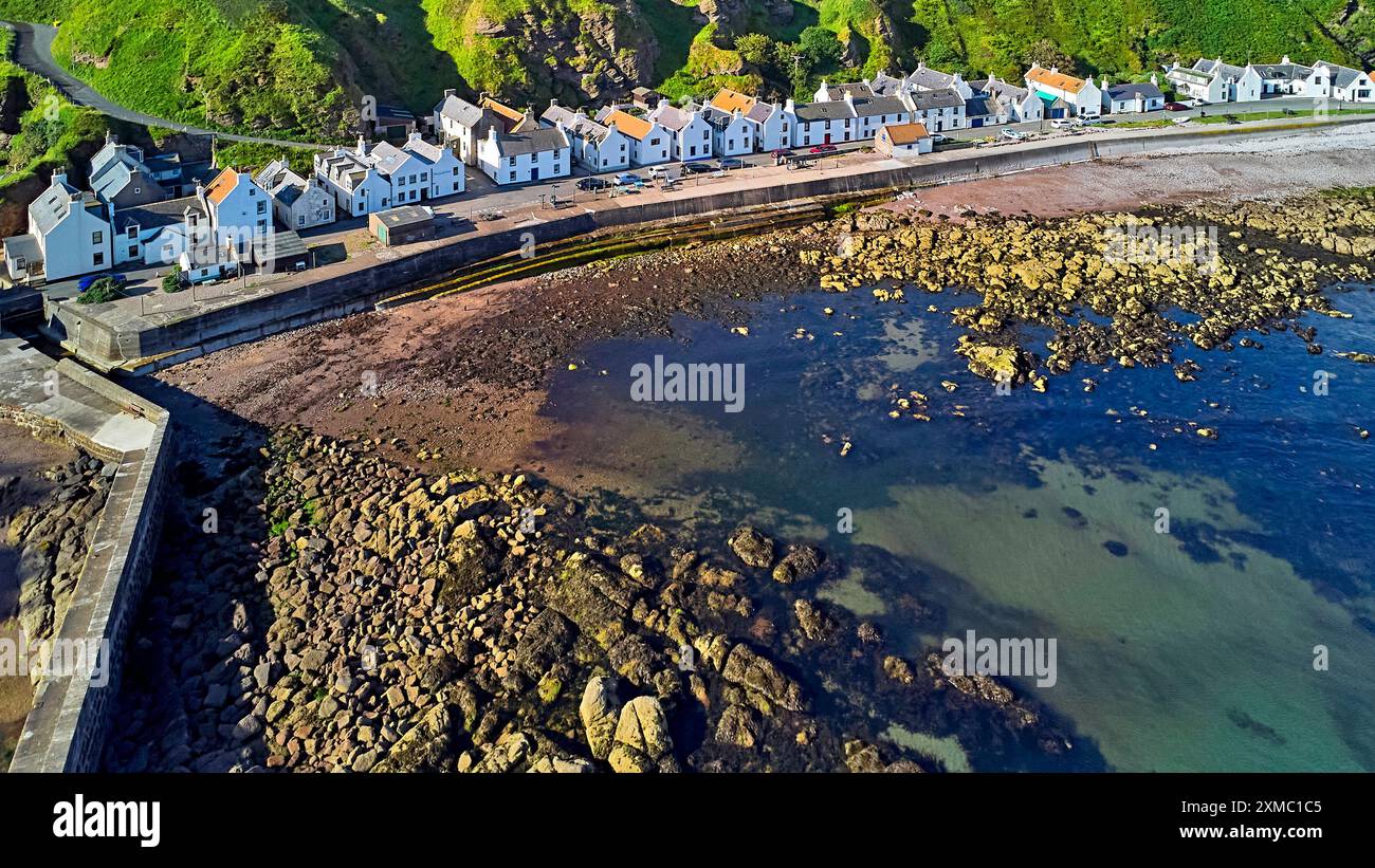 Pennan Village Aberdeenshire Écosse les maisons blanches rochers et mer à marée basse un matin d'été Banque D'Images