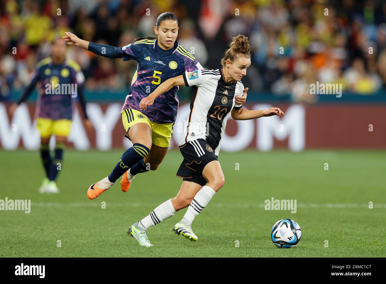 Lina MAGULL (20 ans), d'Allemagne, et Lorena BEDOYA DURANGO (5 ans), de Colombie, s'affrontent pour le ballon lors de la Coupe du monde féminine de la FIFA, Australie et Nouvelle-Zélande 2 Banque D'Images