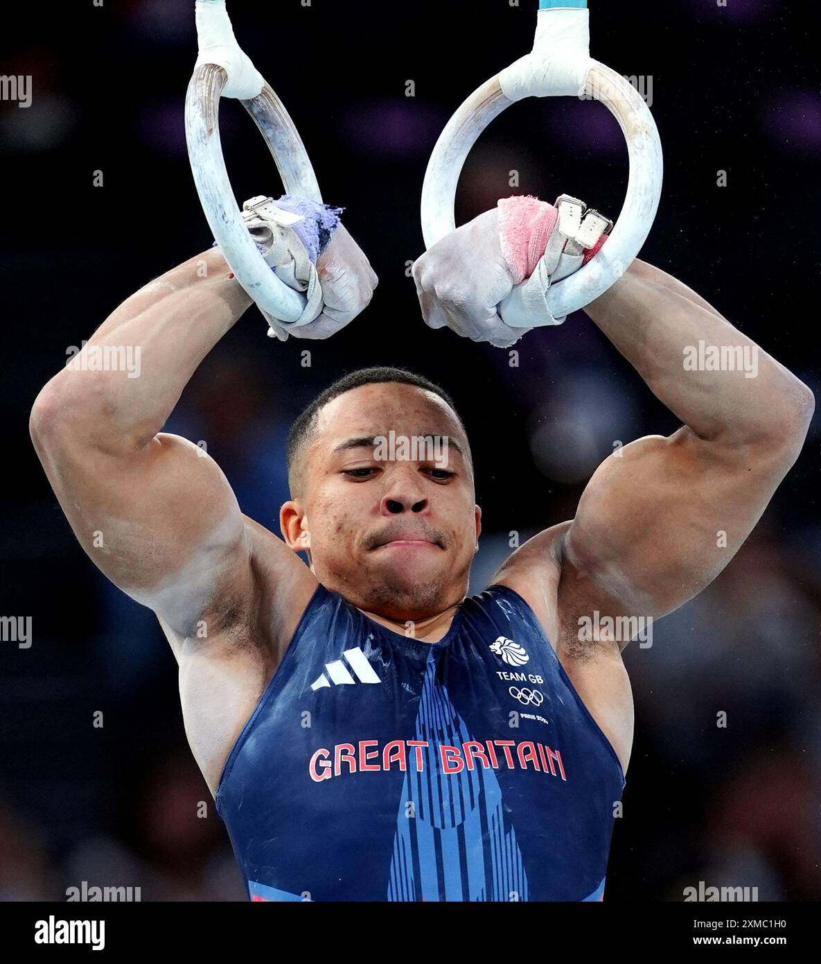 Le Britannique Joe Fraser se produit sur les anneaux lors de la gymnastique artistique, qualification masculine à la Bercy Arena le premier jour des Jeux Olympiques de Paris 2024 en France. Date de la photo : samedi 27 juillet 2024. Banque D'Images