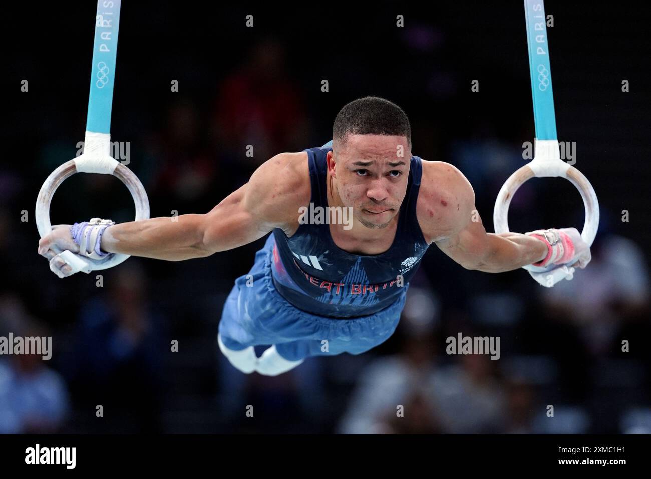 Le Britannique Joe Fraser se produit sur les anneaux lors de la gymnastique artistique, qualification masculine à la Bercy Arena le premier jour des Jeux Olympiques de Paris 2024 en France. Date de la photo : samedi 27 juillet 2024. Banque D'Images