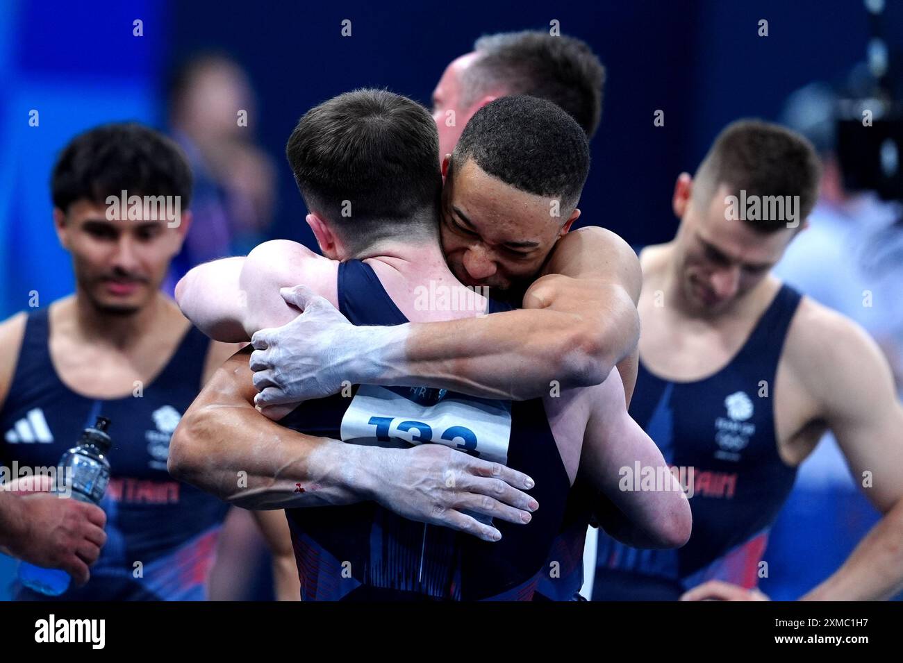 Le Britannique Joe Fraser embrasse Harry Hepworth lors de la gymnastique artistique, qualification masculine à la Bercy Arena le premier jour des Jeux Olympiques de Paris 2024 en France. Date de la photo : samedi 27 juillet 2024. Banque D'Images