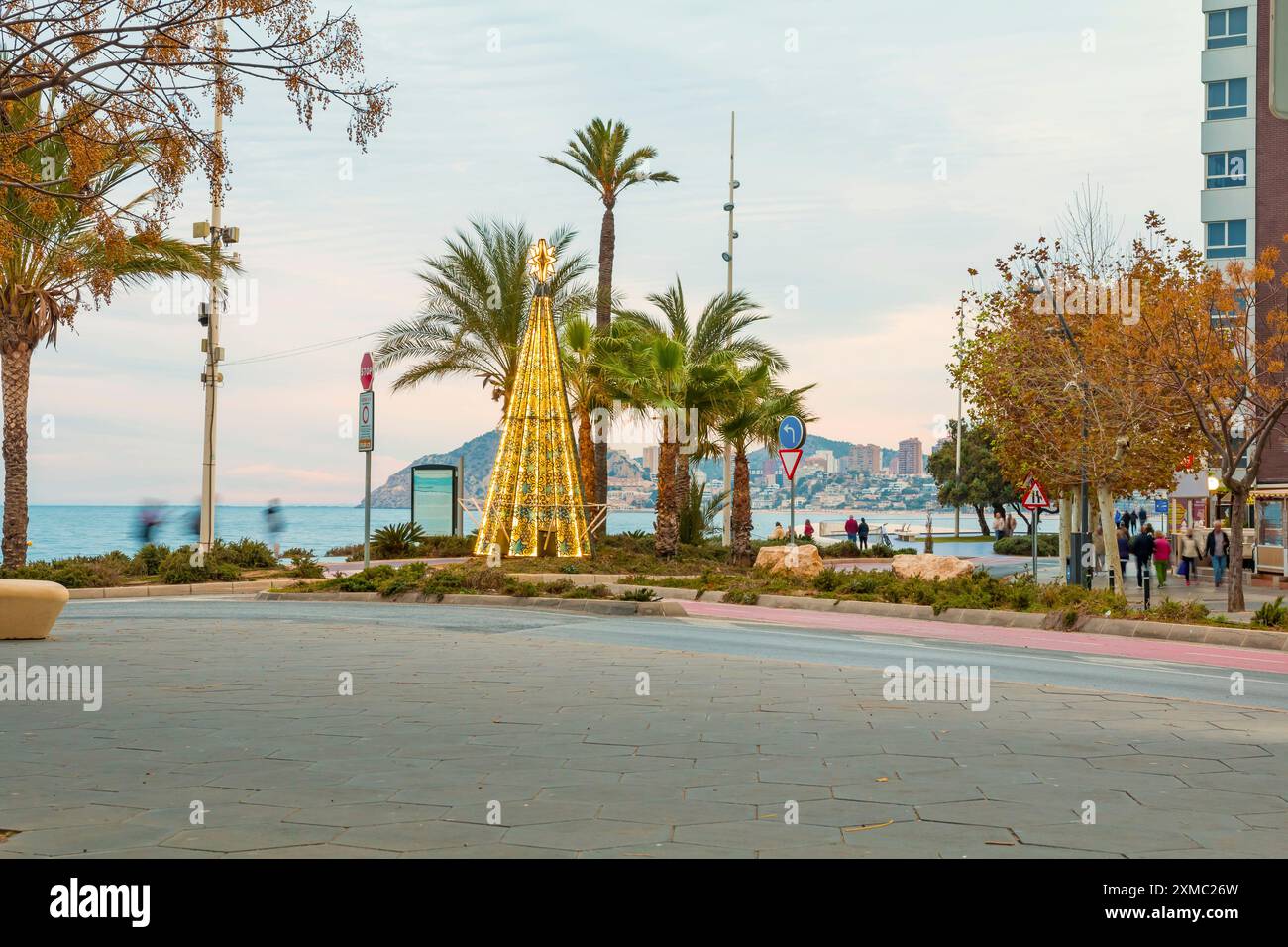 Benidorm, Espagne - 04 décembre 2023 : centre-ville de Benidorm, Espagne avec arbre de noël en arrière-plan Banque D'Images