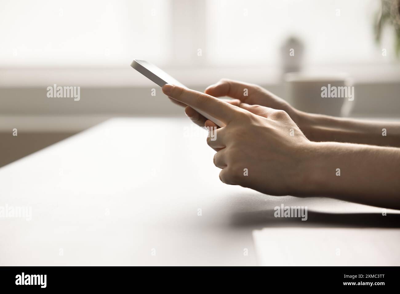 Gros plan vue mains féminines inconnues tenant un téléphone intelligent moderne Banque D'Images