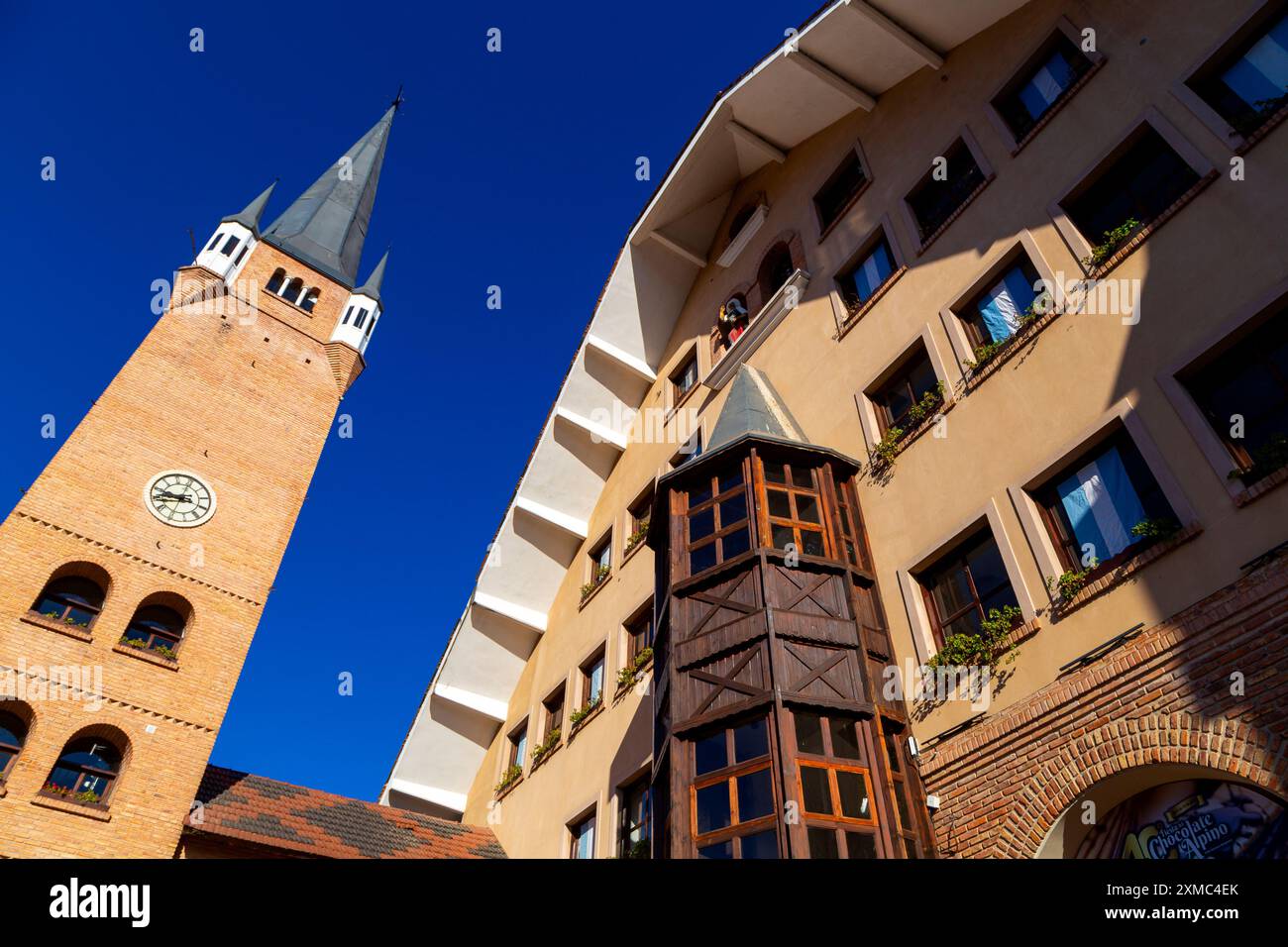 VILLA GENERAL BELGRANO, ARGENTINE - 14 JUILLET 2024 : célèbre Tour de l'horloge à côté de la salle des événements et des congrès dans le centre-ville. Ville touristique en allemand St Banque D'Images