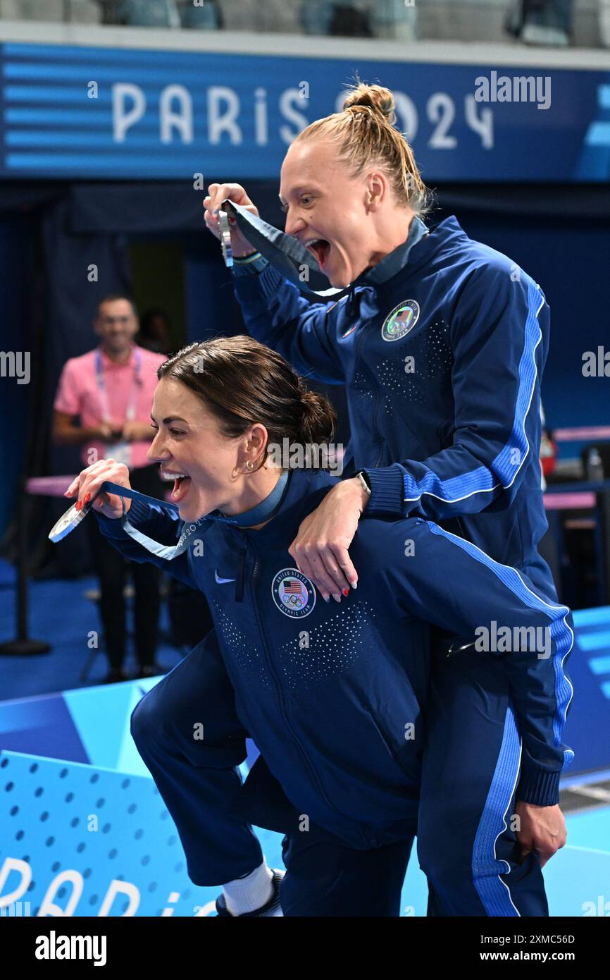 27 juillet 2024 ; Jeux Olympiques de Paris, Paris, France, jour 2; Sarah Bacon et Kassidy Cook, des États-Unis, remportent la finale de plongeon de tremplin synchronisé de 3 m pour femme. crédit : action plus Sports images/Alamy Live News Banque D'Images