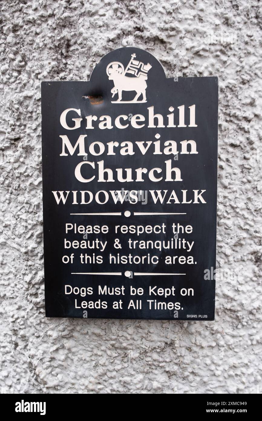 Gracehill, Irlande du Nord - 26 juillet 2024 : la colonie historique de l'église morave obtient le statut de patrimoine mondial de l'UNESCO. Panneau pour Widow's Walk, historique Banque D'Images