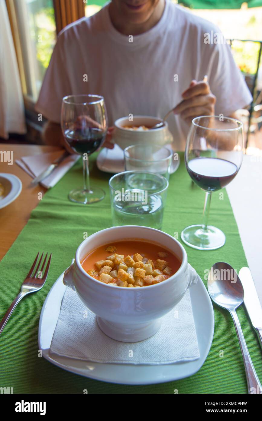 Servir le gaspacho dans un restaurant. L'Espagne. Banque D'Images
